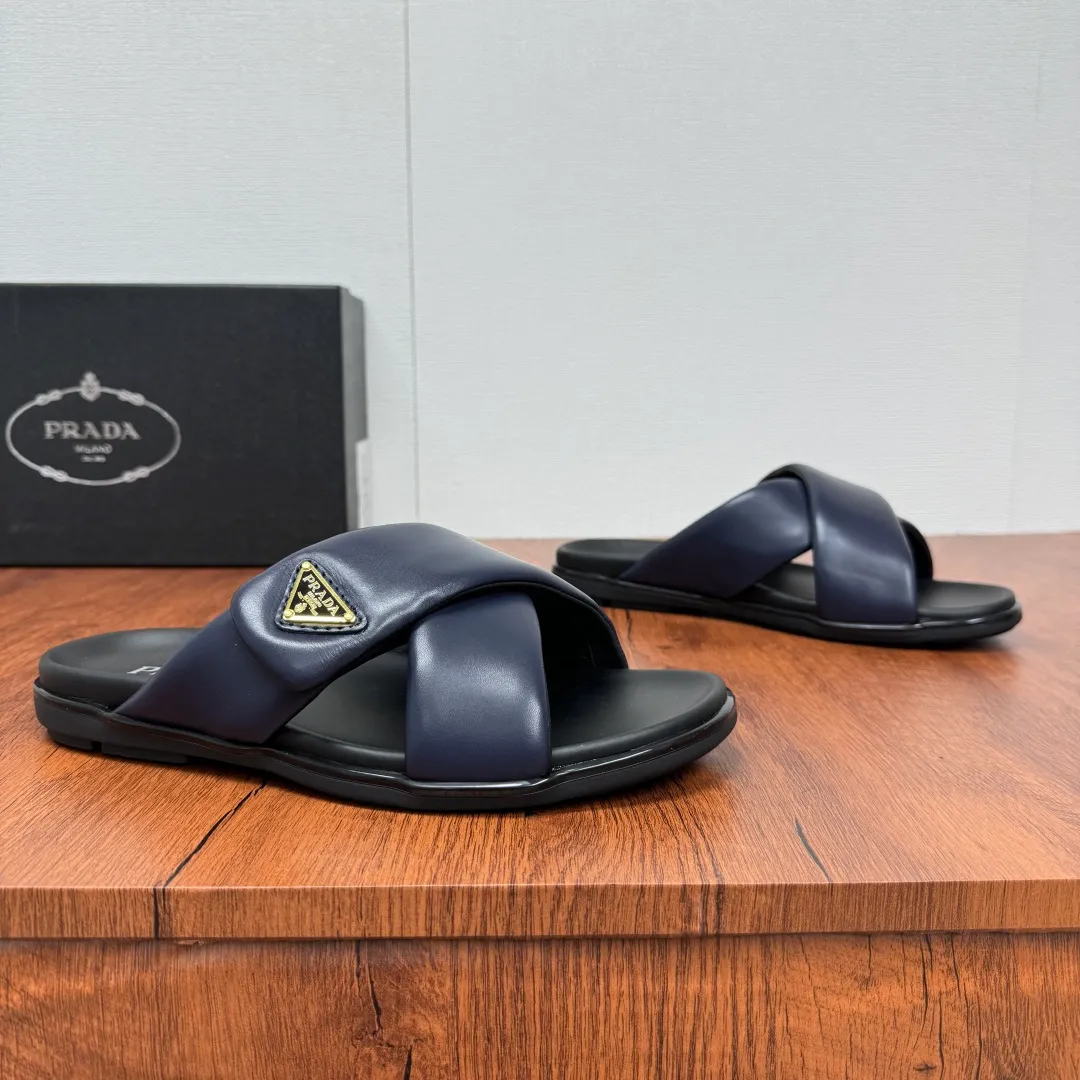 Batch 580 Prada/Prada's new men's leather cross slippers. Velcro closure can finely adjust the size. Calf leather light luxury slippers. Thick soft calf leather wraps the upper. Fat but soft rubber lazy style, soft and comfortable, excellent foot feel. Genuine leather bottom layer, cross style, with a Velcro closure buckle, easy to adjust the appropriate size, and a perfect fit for the wearing experience. The enamel gold triangle logo highlights the brand's classic features. Lightweight rubber thin sole, high foot comfort! Complete package! Size: 39-40-41-42-43-44-45 Leather shoe size Item number: 2X7132 Blue
